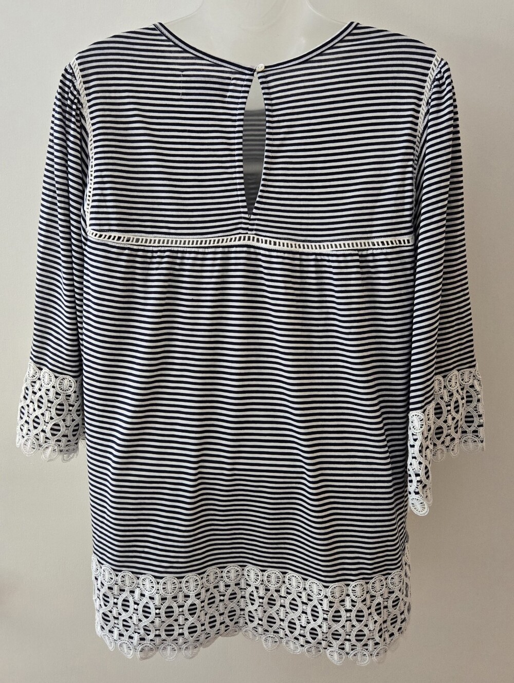 Liz Claiborne Top Sz Large Blue & White 3/4 Flare Sleeves Crochet Accents Euc - Picture 3 of 7
